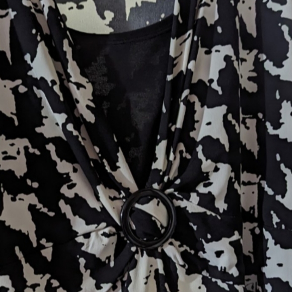 JM COLLECTION BLACK & WHITE HOUNDSTOOTH PRINT TOP W/BUCKLE SIZE 1X PRE-LOVED - Picture 4 of 4
